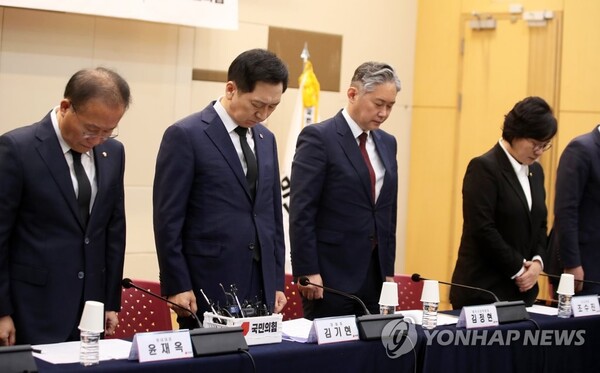 제43주년 5·18민주화운동 기념일인 18일 오전 광주 서구 치평동 김대중컨벤션센터에서 열린 국민의힘 광주 현장 최고위원회의에서 김기현 대표를 비롯한 참석자들이 묵념하고 있다. /연합뉴스