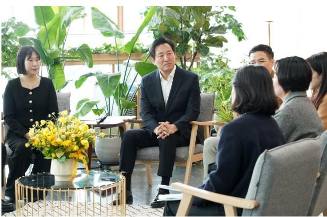 오세훈 서울시장(좌측 두 번째)이 올해 3월 난임 관계자들과 저출생 대책 관련 간담회를 진행했다. /연합뉴스