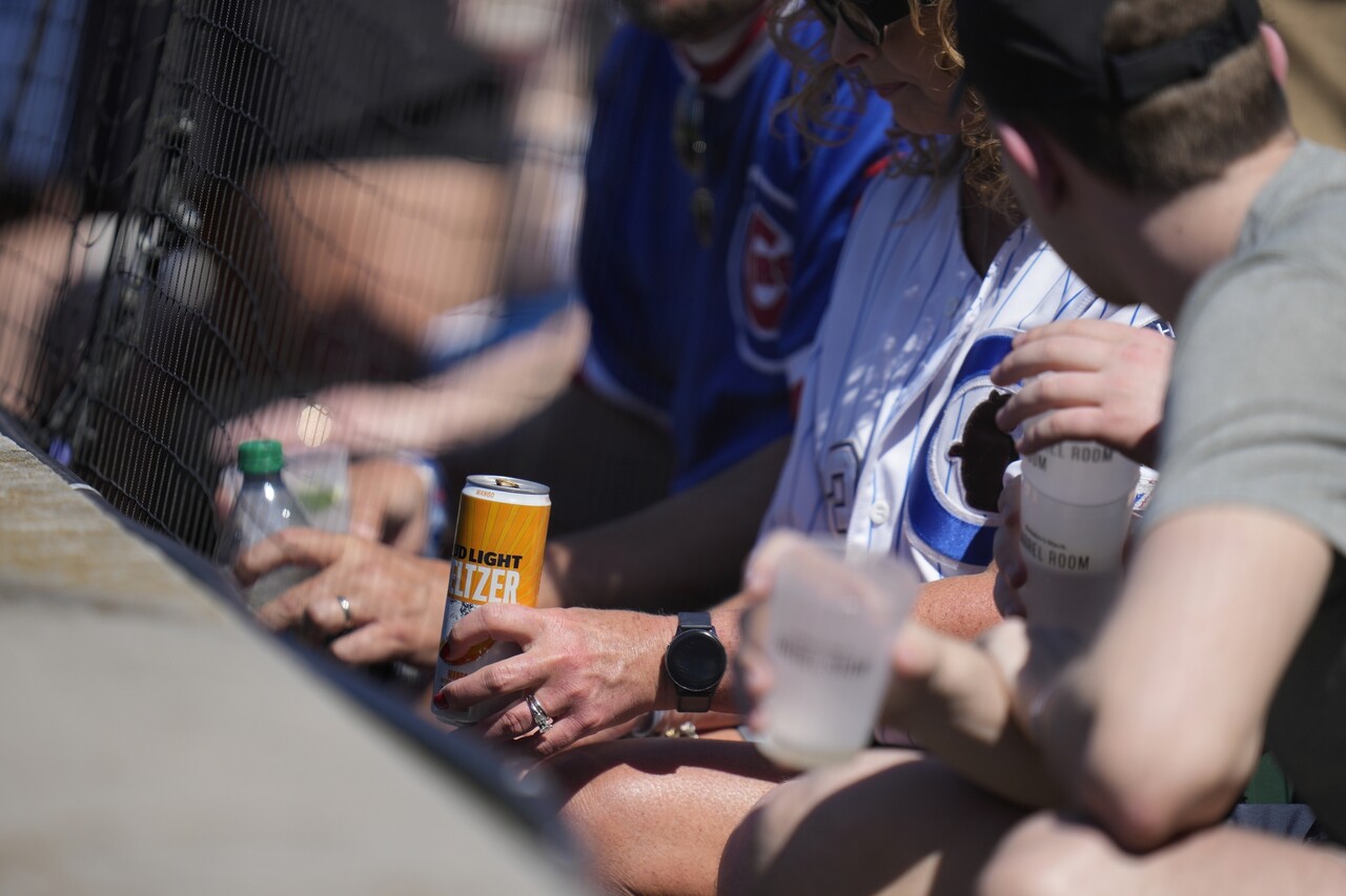 미국 상무부는 4월 소매 판매가 전월보다 0.4% 증가했다고 밝혔다. 지난 4월 12일 수요일 시카고에서 열린 시카고 컵스 대 시애틀 매리너스 야구 경기 5회 동안 팬들이 맥주와 알코올음료를 마시고 있다. /AP=연합뉴스