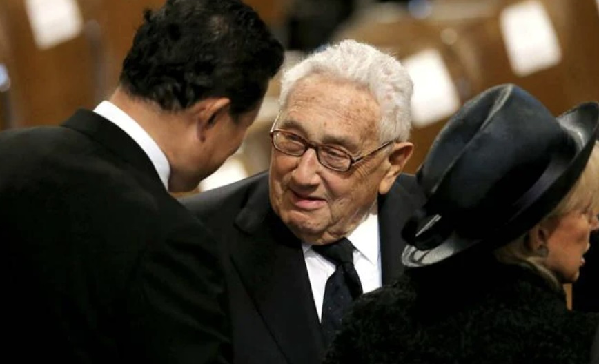 헨리 키신저 전 미국 국무장관이 주변인들과 대화하고 있다. /AP=연합뉴스