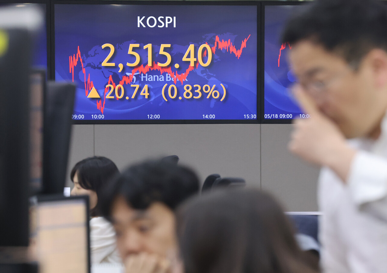 외국인 투자자들은 이달만 1조7000억원 규모의 주식을 순매수해 코스피 2500선을 떠받치고 있다. 미국 은행 불안 및 경기침체 우려가 완화되면서 투자자들이 해외로 눈을 돌릴 여유가 생긴 영향이다. /연합뉴스