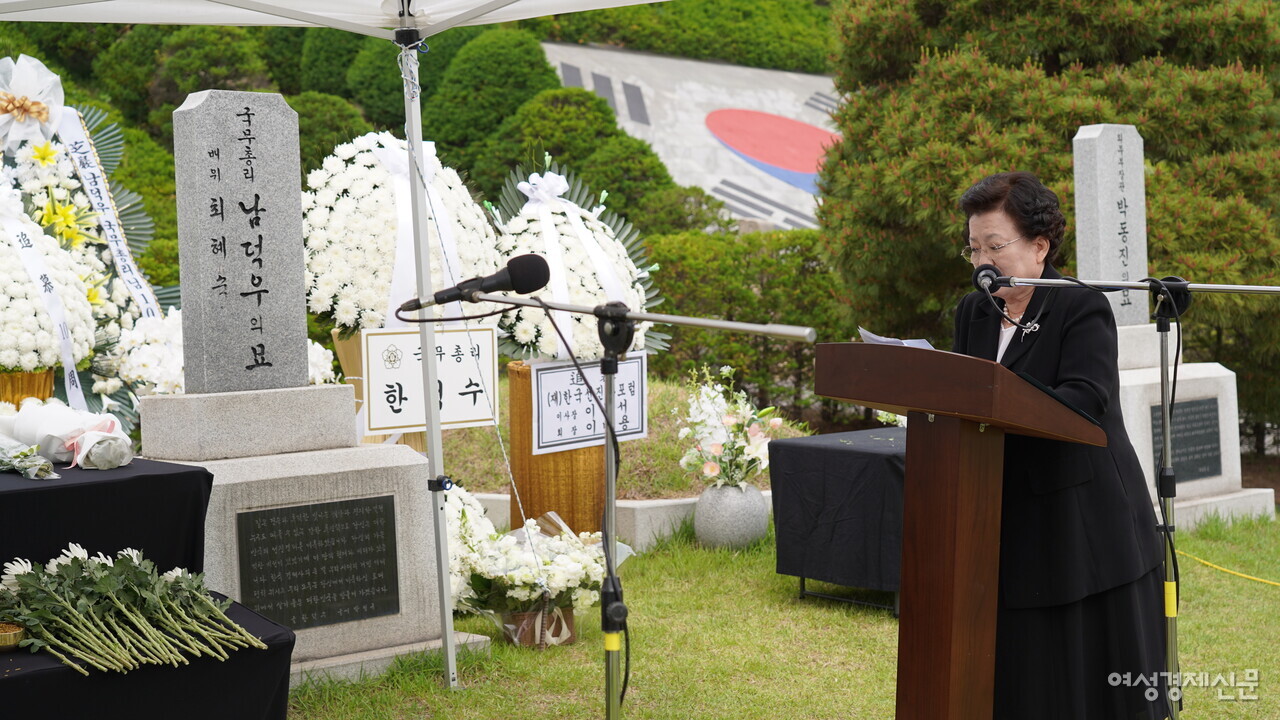 이배용 국가교육위원장이 18일 서울 동작구 국립현충원에서 진행된 남덕우 전 국무총리 10주기 추모식에서 추도사를 읽고 있다. /이상헌 기자