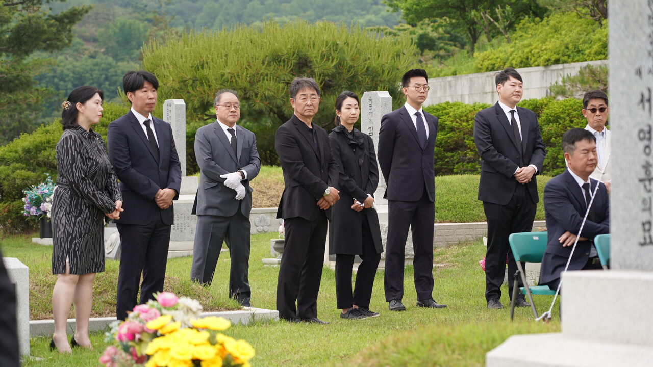 18일 서울 동작구 국립현충원에서 진행된 남덕우 전 국무총리 10주기 추모식에서 안종범 전 청와대 경제수석과 관계자들이 참석해 있다. /이상헌 기자