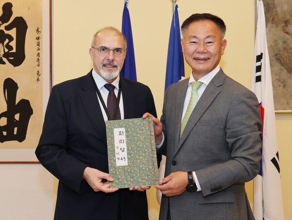 김재욱 칠곡군수가 프랑스 주한 프랑스대사에 파리장서를 전달했다. /칠곡군
