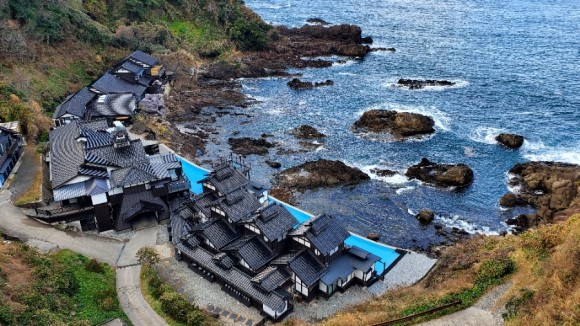 노토반도의 까만색 기와지붕. '파란 동굴'로 가기 전 '궁중 전망대'에서 바라본 '램프의 숙소(ランプの宿)'의 모습이다. 이곳은 조명으로 전기를 쓰지 않고 램프만 쓰는 료칸이라고 한다. 당연하지만 전주와 전선이 보이지 않는다. /사진=양은심