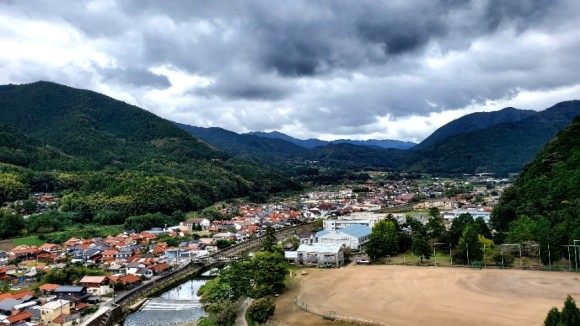 시마네현(島根県) 산자락 마을의 갈색 기와지붕. /사진=양은심