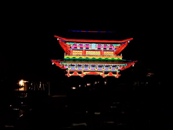 정문에 프로젝션 맵핑 상영. 2022년의 테마는 '선의 반짝임(禅のきらめき)'이었다. /사진=양은심