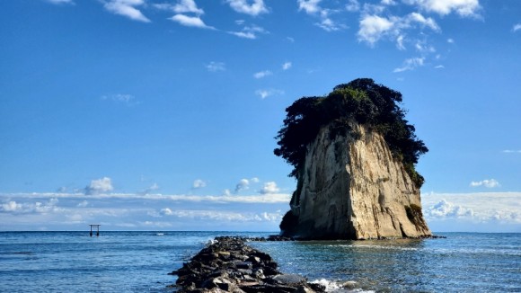 5월 5일에 있었던 지진 때에 앞부분이 무너져 내렸다. 섬으로 가는 돌로 된 길이 보이고, 왼쪽에 바다의 안녕을 비는 도리이가 보인다. 2022년 11월의 모습 /사진=양은심