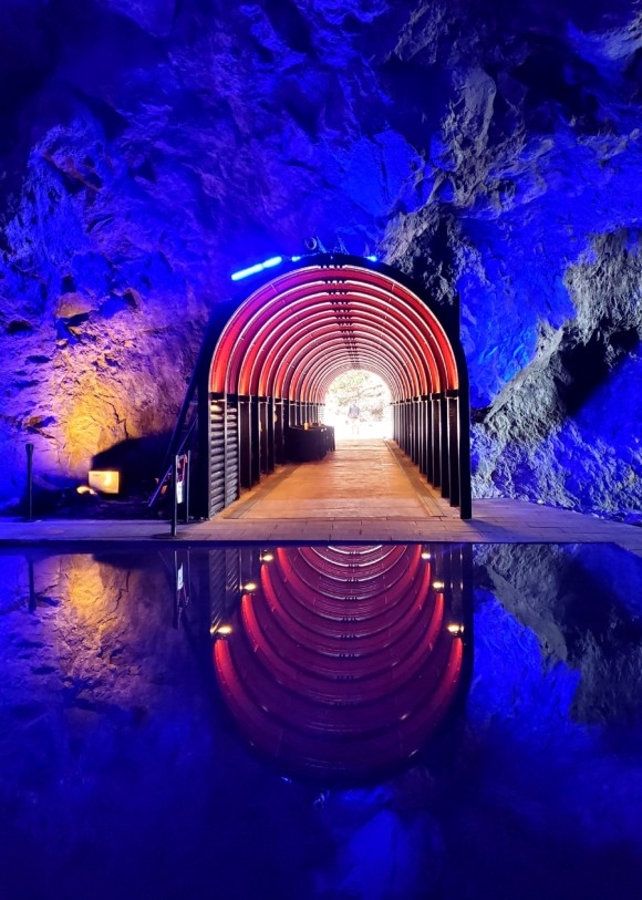 사진 찍는 사람들이 끊이지 않는 곳. 동굴 안의 물에 비친 터널 모습이 환상적이다. /사진=양은심