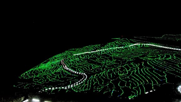 시라요네 센마이다. 불빛 사이의 검은 부분이 논이다. 시간 차를 두어가며 여러 가지 색으로 라이트업된다. /사진=양은심 