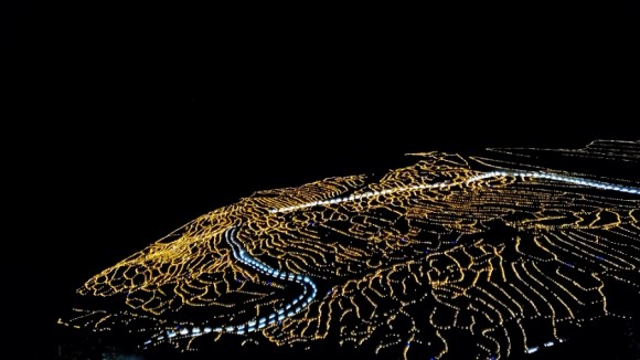 불빛 너머의 칠흑 같은 어둠 속에 바다가 있다. /사진=양은심