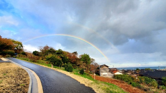 '롯코사키 등대(禄剛崎灯台)'를 보고 돌아오는 길. 비가 그치고 쌍무지개가 떴다. 노토반도 지진 피해 지역에 하루빨리 무지개가 뜨길 바란다. /사진=양은심