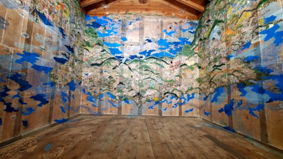 상설 전시관에 있는 작품 중 하나. 일본의 전통 종이에 노토반도의 지도를 그린 후 벽과 천장 바닥에 붙였다. /사진=양은심