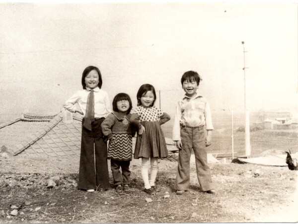 사촌들과 함께한 박준희 님(왼쪽에서 두 번째) /박준희