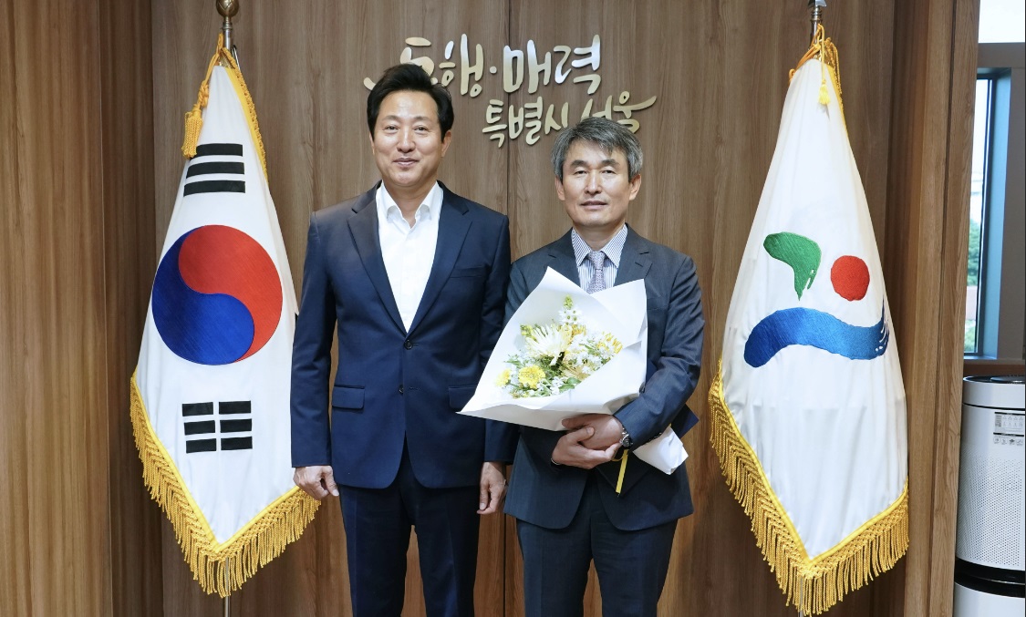 오세훈 서울시장이 백호 서울교통공사 사장(오른쪽)을 임명한 뒤 함께 기념 촬영을 하고 있다. /서울시