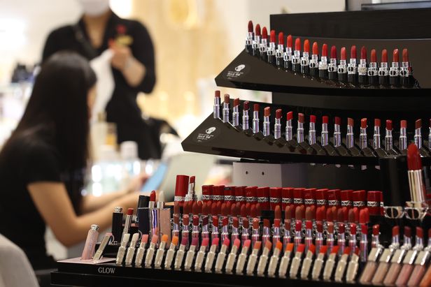 서울의 한 백화점 화장품 매장에 립스틱이 진열돼 있다. /연합뉴스