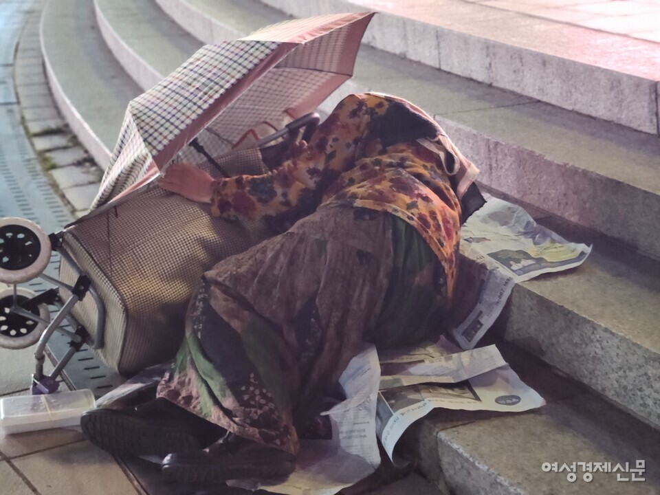 23일 서울역 앞 거리에 잠들어 있는 여성 노숙인. /여성경제신문