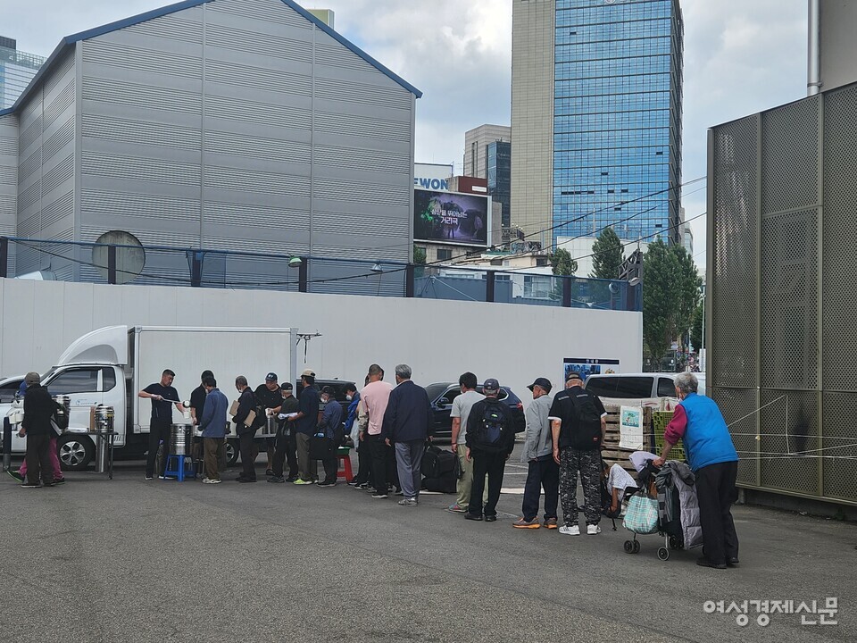 23일 서울역 앞에서 무료 배식을 받기 위해 노숙인이 줄을 서 있다. /여성경제신문