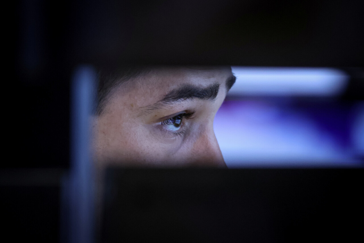 작년 상반기 유가증권시장에서 11조 넘게 유출됐던 외국인 자금이 올 상반기 다시 조 단위로 유입되고 있다. 미국 연방준비제도(연준)의 금리 인상 사이클이 막바지에 다다르면서 신흥국 증권 시장의 우호적인 투자 여건이 조성되고 있다는 평가가 나온다. 사진은 뉴욕증권거래소 한 트레이더의 모습 /로이터=연합뉴스