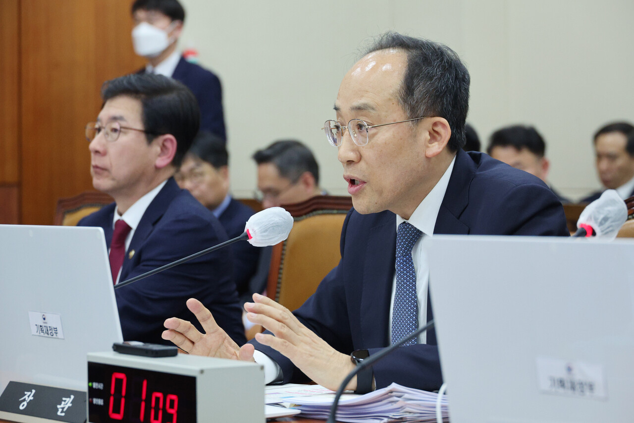 금융당국은 여전히 ‘상저하고(상반기 저조 하반기 상승)’ 전망을 고수하고 있다. /연합뉴스