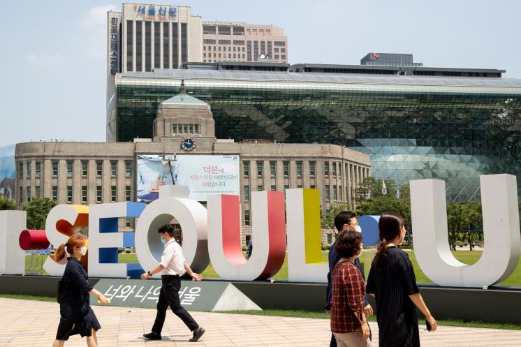 아이·서울·유(I·SEOUL·U)란 슬로건이 장식된 서울시청 앞 광장을 시민들이 지나고 있다. /게티이미지