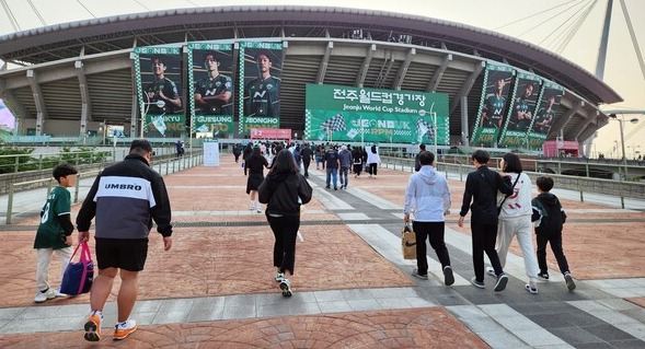 자금력 있는 대도시 축구팀이 강한 경우가 많지만, 축구를 향한 애정만큼은 지방 도시가 더 높은 것 같다. 대도시에서는 상상할 수 없는 강한 지역 정체성과 유대감이 투영되어 있기 때문이다. /박헌정