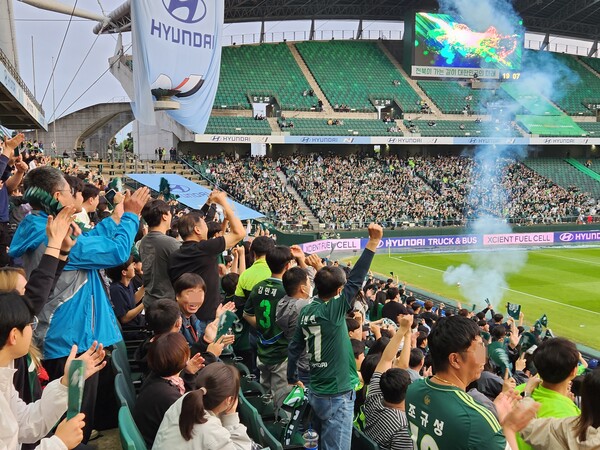 수원FC에게 3:1 완승을 거둔 5월 18일 홈경기. 관중들의 즐거움이 전해진다. /박헌정