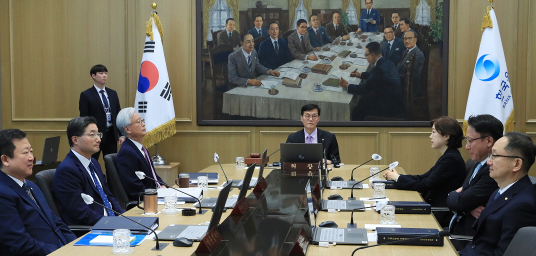 25일 한국은행 금융통화위원회가 종전 기준금리 연 3.5%를 유지하기로 했다. 지난 1월 금리 인상을 마지막으로 올해 2월, 4월에 이은 3연속 금리동결로 사실상 인상 사이클이 종료됐다는 해석에 힘이 실리고 있다. 사진은  이창용 한국은행 총재가 25일 오전 서울 중구 한국은행에서 열린 금융통화위원회 본회의에서 회의를 주재하는 모습. /한국은행