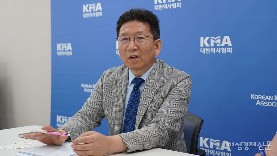 우봉식 바른사회시민회의 공동대표는 여성경제신문과 만나 "간호법 제정보다는 낮은 의료수가 문제 개선이 더 필요하다"고 했다. /이상헌 기자