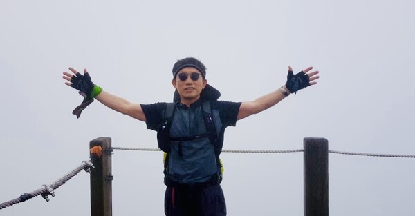 태풍을 예고하듯 귀싸대기를 마구 때리는 비바람 강풍을 뚫고, 정상을 향해 한 발 한 발 빗물 같은 땀을 쉼 없이 닦아 내며 오르는 이 길은 고통과 시련 말고는 아무런 재미 없는 길고 투박한 산길일 뿐입니다. /사진=최익준