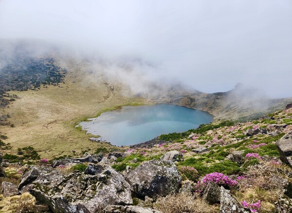 가난에 멍들고 꿈이 없어 괴로운 스무살의 어둠과 상처와 고독을 백록담이, 깊고 푸른 물빛이 가만히 위로해 줍니다. 한라산 백록담 /사진=최익준