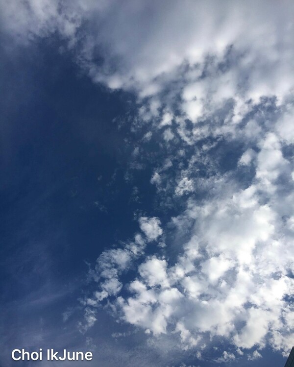 오름길 고개 들어 본 하늘은 신의 장난처럼 무섭고 변화무쌍합니다. 흐린 비바람으로 우리를 몰아붙이기도 했지만 어느새 신이 내려준 하늘이 서서히 나타납니다. /사진=최익준