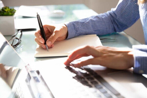 먼저 종이에 원하는 바를 써본다. /게티이미지뱅크