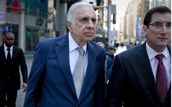 칼 아이칸 아이칸엔터프라이즈 회장이 어디론가 걸어가고 있다. /AP=연합뉴스