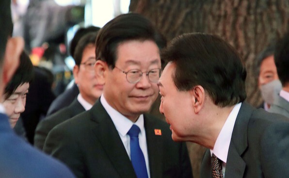 윤석열 대통령이 27일 서울 종로구 조계사에서 열린 불기 2567년 부처님오신날 봉축법요식이 끝난 뒤 더불어민주당 이재명 대표, 정의당 이정미 대표와 인사를 나누고 있다. /대통령실통신사진기자단=연합뉴스