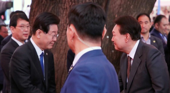 윤석열 대통령(오른쪽)이 27일 서울 종로구 조계사에서 열린 불기 2567년 부처님오신날 봉축법요식이 끝난 뒤 더불어민주당 이재명 대표와 인사를 나누고 있다. /대통령실통신사진기자단=연합뉴스