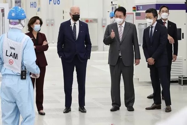 지난해 5월 20일 한국을 첫 방문한 조 바이든 미국 대통령이 윤석열 대통령과 경기도 평택시 삼성전자 반도체공장을 방문해 공장을 시찰하고 있다. 오른쪽이 김일범 전 의전비서관 /연합뉴스