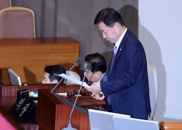30일 국회 본회의에서 김진표 국회의장이 간호법 부결을 선포하고 있다. 이날 윤석열 대통령이 거부권을 행사한 간호법 제정안은 부결돼 결국 폐기됐다. /연합뉴스