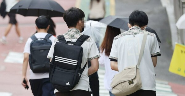 등교하는 학생들 /연합뉴스