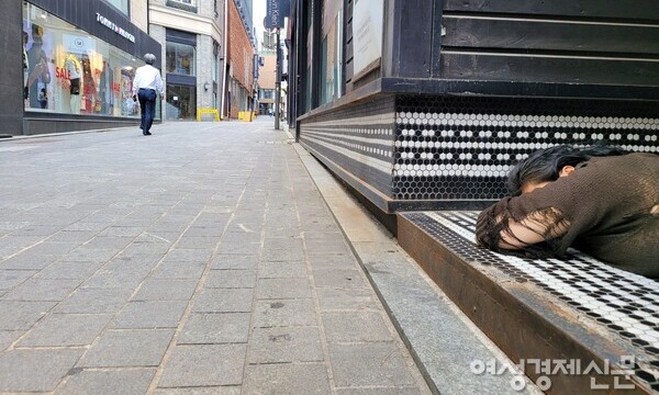 한 노숙인이 길거리에서 자고 있다. /김현우 기자