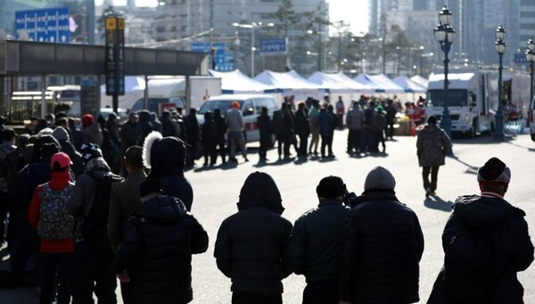 급식을 기다리는 서울역 노숙인들 /연합뉴스