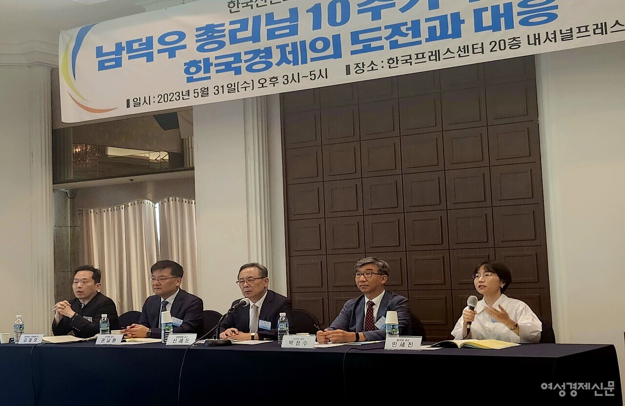 31일 한국선진화포럼이 '한국경제의 도전과 대응'이라는 주제로 개최한 남덕우 전 국무총리 10주기 토론회에서 민세진 동국대 경제학과 교수가 발언하고 있다. /이상헌 기자