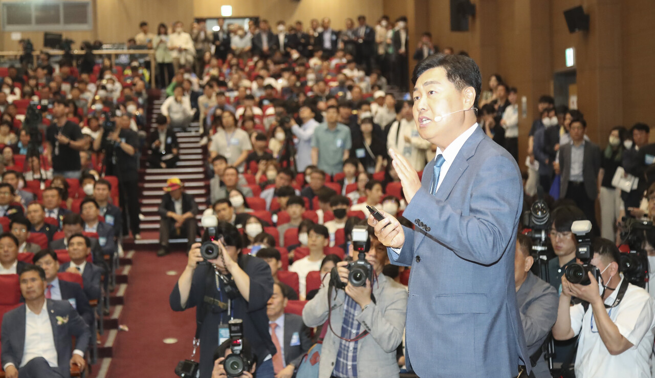 1일 새만금 이차전지 특화단지 유치 염원 500만 전북인 결의대회에서 김관영 전북도지사가 발언하고 있다. /새만금개발청