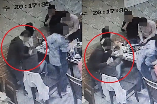 동료 여성 의원 목 끌어안는 박성호 시의원. /연합뉴스