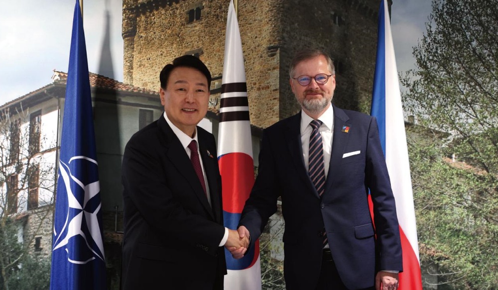 윤석열 대통령이 지난해 6월 30일 페트르 피알라 체코 총리와 정상회담을 가진 뒤 악수하고 있다. 두 정상은 양국이 원전·전기차·청정 에너지를 포함한 다양한 분야에서 전략적 동반자 관계를 심화해 나가기로 합의했다. /외교부