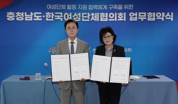 허명 한국여성단체협의회장과 김태흠 충남도지사 등 업무협약 관계자들이 2일 충남도청 상황실에서 ‘여성정책 협력강화 MOU’ 체결을 진행하는 모습. /한국여성단체협의회