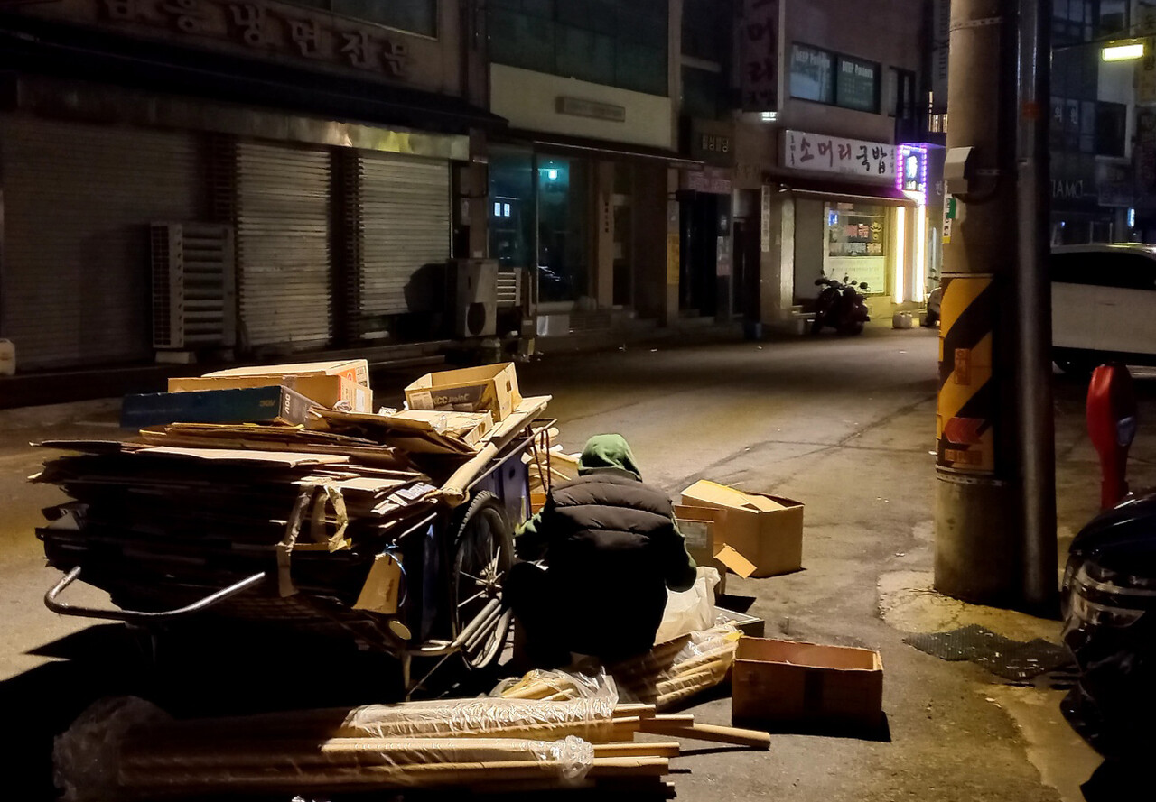 ‘100세 시대’라는 구호가 무색하게 노인의 삶의 질 증진에 대한 대책은 나오지 않고 있다. 기대 수명은 늘지만 노인 빈곤율은 점점 심각해지고 있는 상황이다. 사진은 폐지 줍는 노인 /연합뉴스