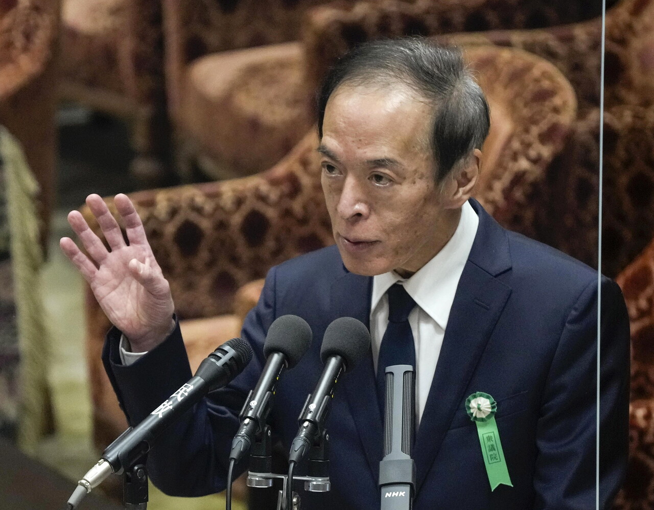 미국의 고금리(5.25%)와 일본의 저금리(-1.0%) 차이가 화폐 가치에 반영되고 있는 셈이다. 지난 4월 우에다 가즈오 일본은행(BOJ) 총재(사진)는 “긴축 전환 지연에 따른 인플레이션 2% 상회 위험보다 성급한 긴축의 위험이 더욱 크다”면서 양적완화 기조 유지를 시사했다. /EPA=연합뉴스