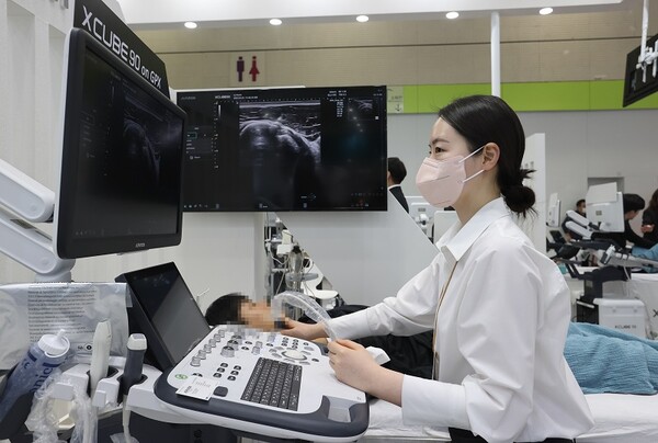 지난 3월23일 서울 강남구 삼성동 코엑스에서 열린 제38회 국제의료기기 병원설비전시회에서 참가업체 관계자가 의료기기를 시연하고 있다. /연합뉴스