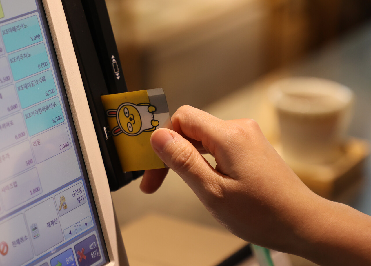 한국 기업의 경영 악화가 현실화하고 있다. 경영난 우려에 기업이 먼저 줄인 것은 법인카드 지출이다. 개인 카드 사용액 증가와는 대비된다. /연합뉴스